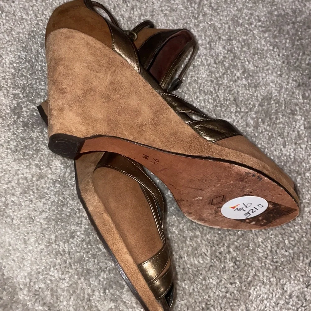 Donald J. Pliner pep toe pin up wedge bronze heel size 9.5